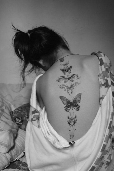 点击大图看下一张：女生背部各种漂亮的蝴蝶纹身