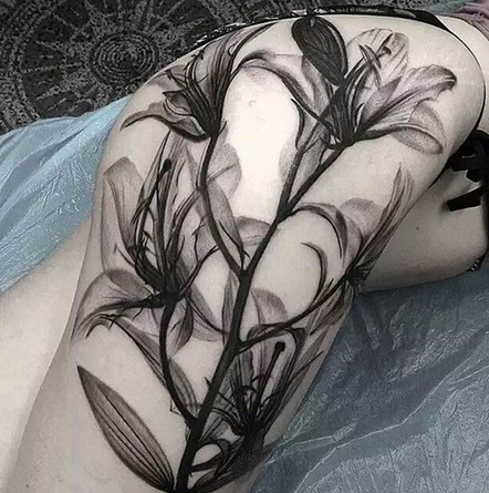 点击大图看下一张：水墨风格系列花朵纹身