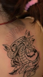 女性背部单色蛇爱情宣言纹身图案