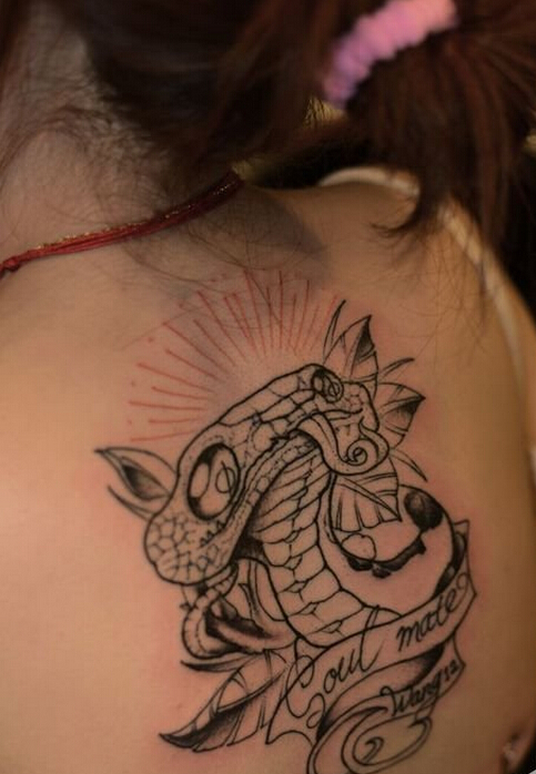 点击大图看下一张：女性背部单色蛇爱情宣言纹身图案