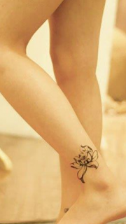 靓女腿部风尚新潮的图腾莲花纹身图案