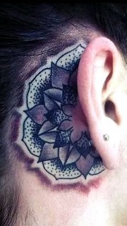 耳后立体花卉纹身图案