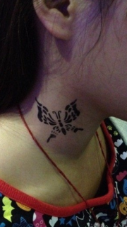 脖子处的图腾蝴蝶纹身图案