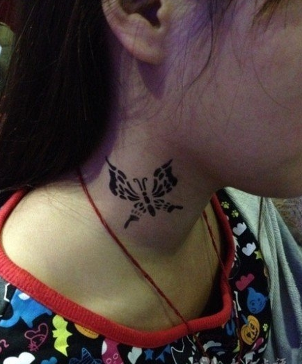 点击大图看下一张：脖子处的图腾蝴蝶纹身图案