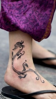女孩子脚踝处的图腾龙纹身图案