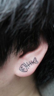 女生耳部小巧流行的鱼骨纹身图案