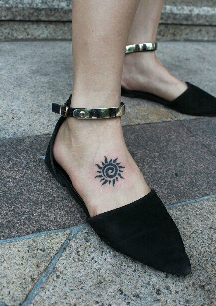 点击大图看下一张:简单清新的太阳纹身图案