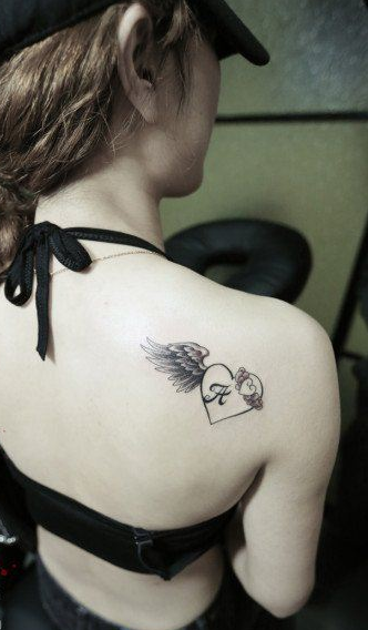 点击大图看下一张：女生肩背仿滨崎步纹身图案