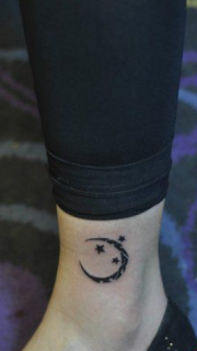 女生腿腕处唯美时尚的月亮星星纹身图案