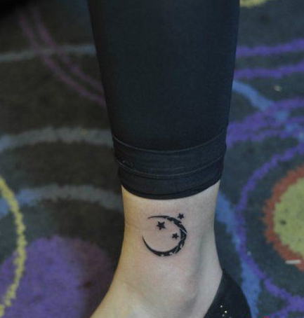 点击大图看下一张：女生腿腕处唯美时尚的月亮星星纹身图案