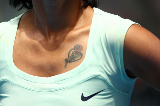 点击大图看下一张：李娜胸前心形玫瑰纹身图案