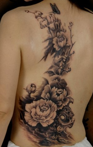 点击大图看下一张:美女背部唯美好看的牡丹花纹身图案