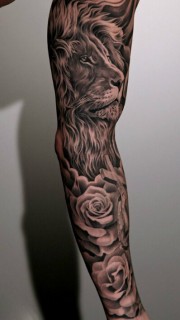 花臂狮子玫瑰纹身图案