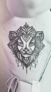 美女胸侧个性的狮子图腾纹身
