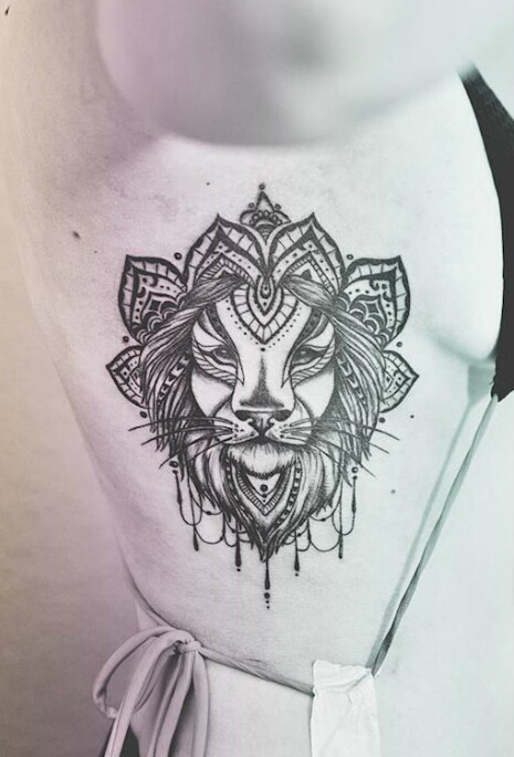 点击大图看下一张：美女胸侧个性的狮子图腾纹身