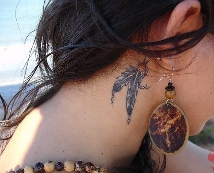 点击大图看下一张：美女脖子上个性的羽毛纹身