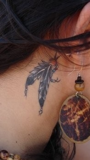美女脖子上个性的羽毛纹身