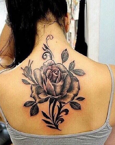 点击大图看下一张：女生背部好看的黑灰玫瑰纹身