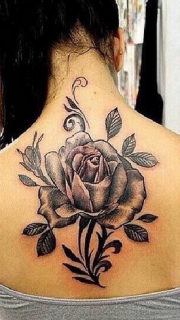 女生背部好看的黑灰玫瑰纹身