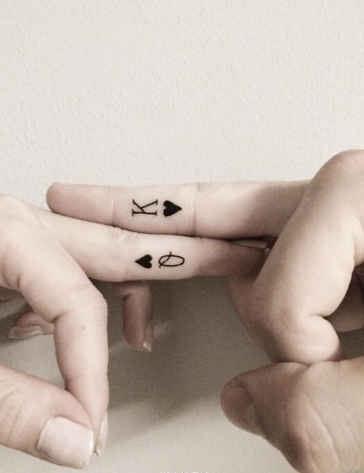 点击大图看下一张：情侣手指上扑克牌KQ纹身