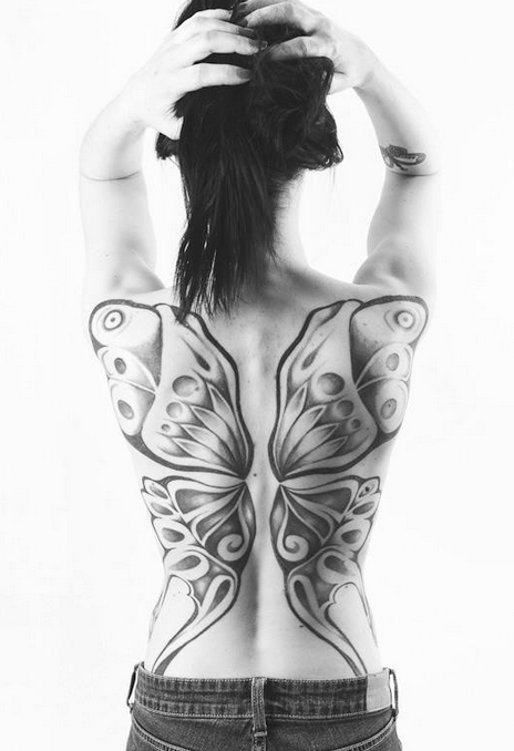 点击大图看下一张：女性满背蝴蝶翅膀纹身