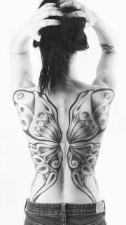 女性满背蝴蝶翅膀纹身