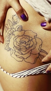 美女腰上性感的线条玫瑰纹身