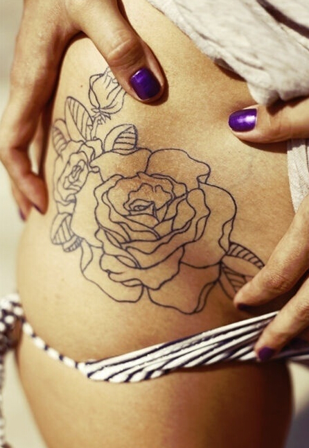 点击大图看下一张：美女腰上性感的线条玫瑰纹身