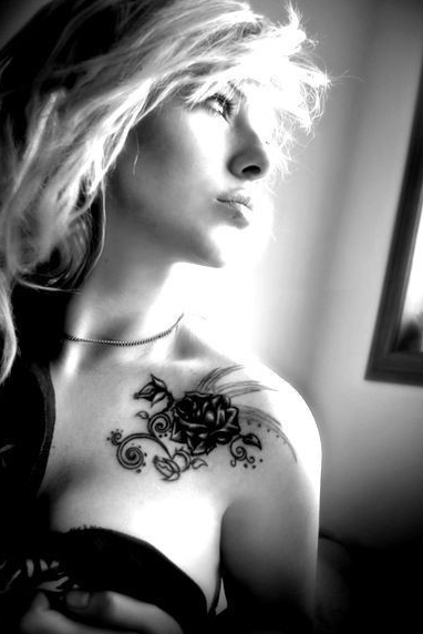 点击大图看下一张：美女锁骨旁漂亮的玫瑰纹身