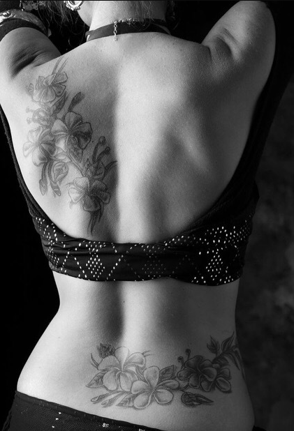 点击大图看下一张：女性腰背花卉纹身图案