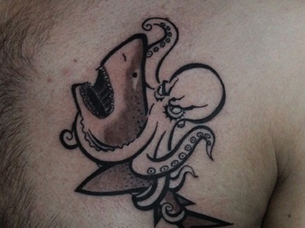 点击大图看下一张：男性胸部章鱼大战鲨鱼纹身