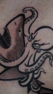男性胸部章鱼大战鲨鱼纹身