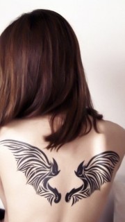 美女另类的背部翅膀纹身