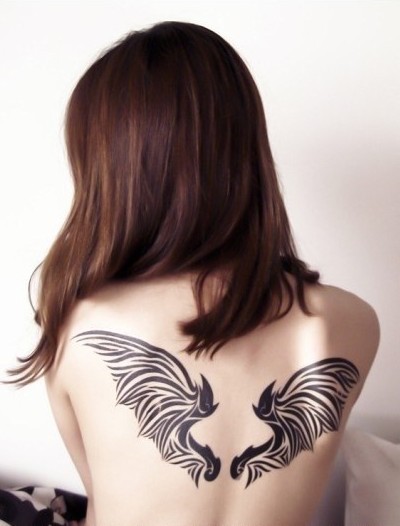点击大图看下一张：美女另类的背部翅膀纹身