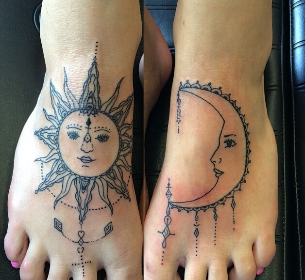 点击大图看下一张：脚背上日月图腾纹身