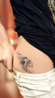 女生臀部个性的翅膀纹身