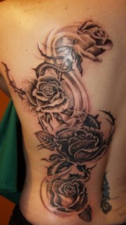 女性背部好看的黑灰玫瑰纹身