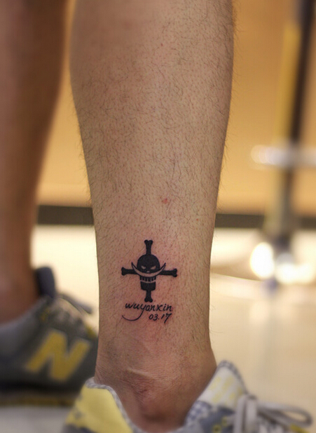 点击大图看下一张：脚踝上海贼王白胡子标志纹身