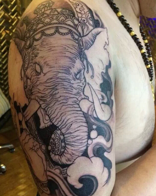 点击大图看下一张：男士手臂另类的大象纹身
