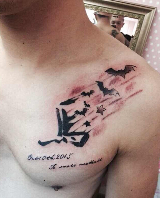 点击大图看下一张：男士胸前马字和蝙蝠纹身