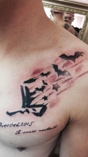 男士胸前马字和蝙蝠纹身