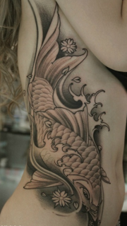 女性腰肋上黑灰鲤鱼纹身