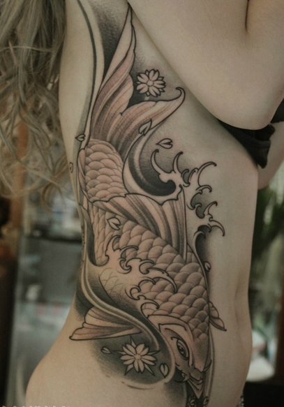 点击大图看下一张：女性腰肋上黑灰鲤鱼纹身