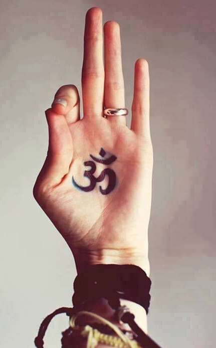点击大图看下一张：手掌上个性梵文纹身