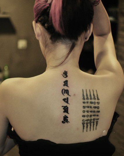 点击大图看下一张：女性梵文真经后背纹身