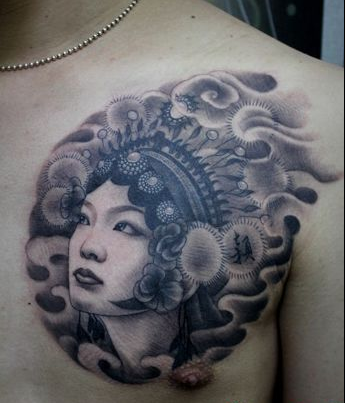 点击大图看下一张：男人胸部美女花旦纹身图案