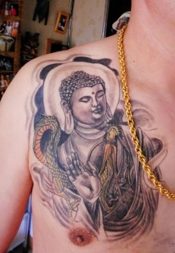 点击大图看下一张：男士胸部神圣的佛像纹身图案大全