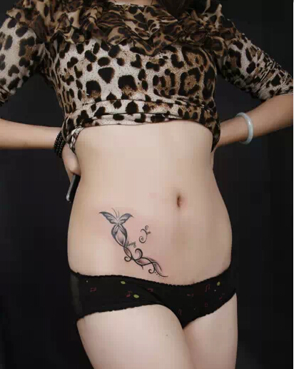 点击大图看下一张：美女腹部黑灰蝴蝶纹身