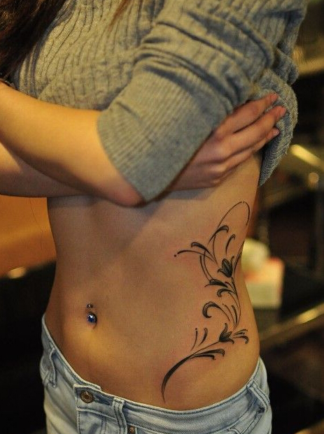 点击大图看下一张：美女性感腰部藤蔓纹身