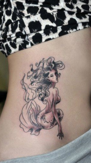 美女腹部流行精美的美人鱼纹身图案